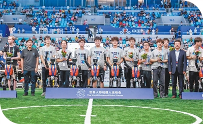 从蹒跚学步到屡屡夺冠，机器人如何踢足球？