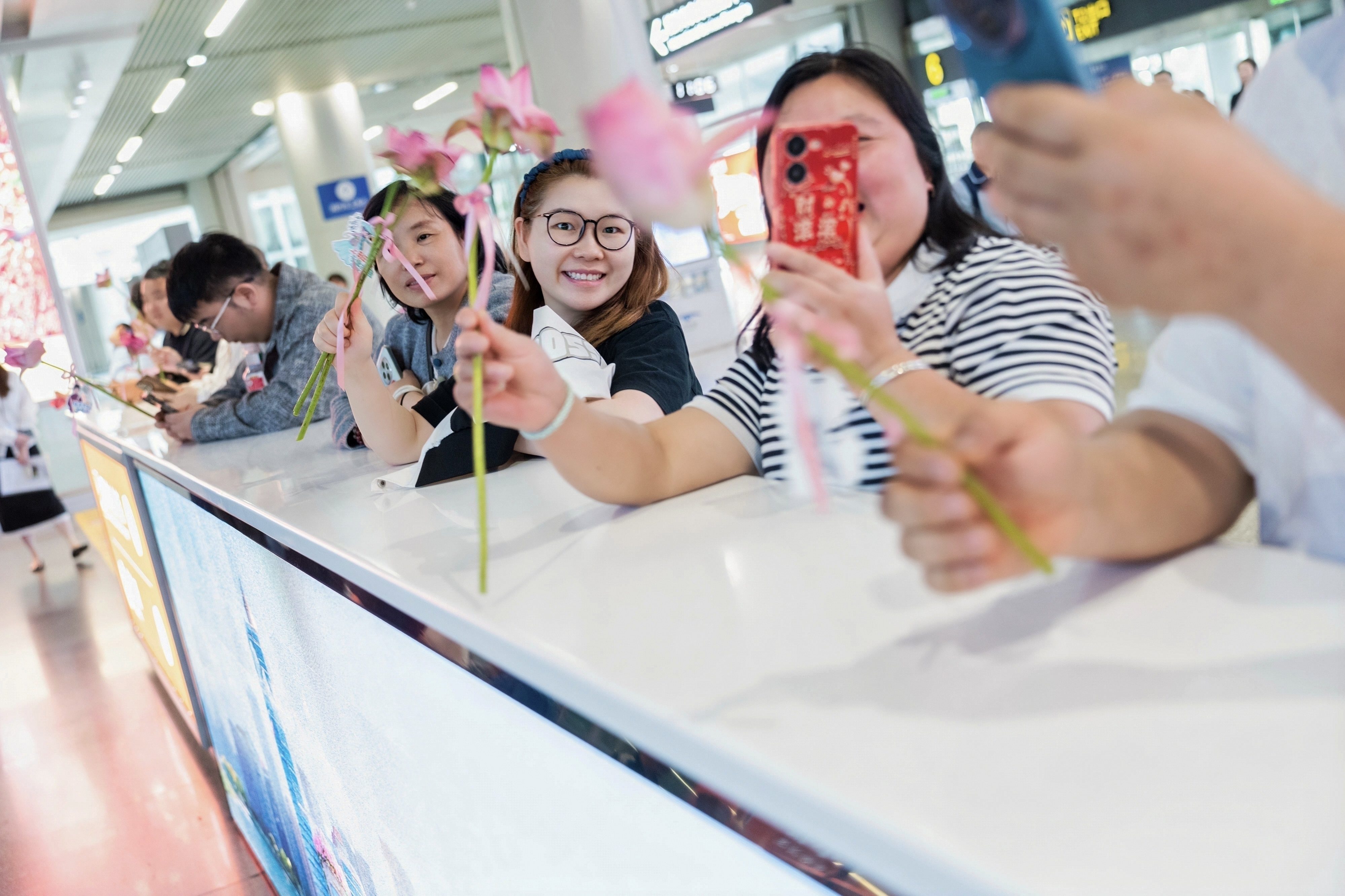 长沙黄花机场秒变“洞庭湖” 岳阳五一迎客出新招