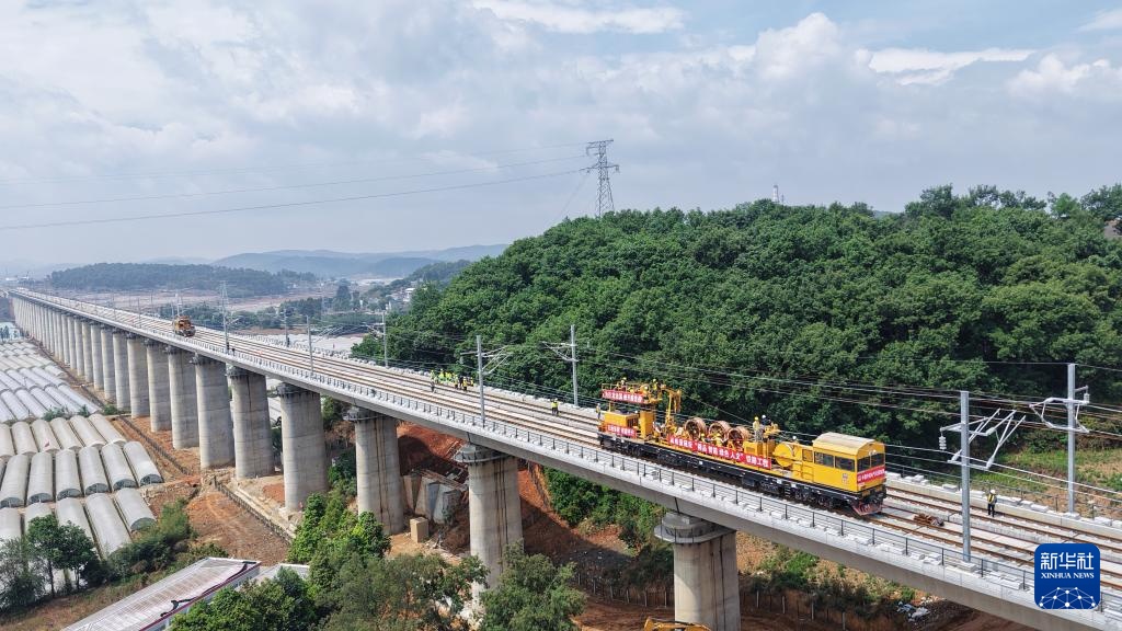 渝昆高铁云南段首条接触网导线成功架设