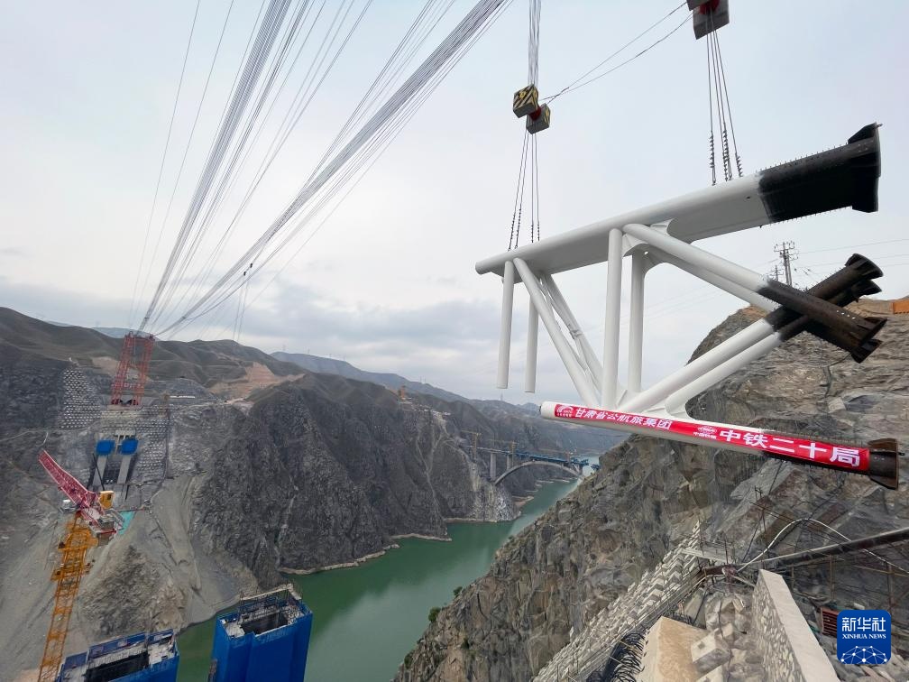 兰永临高速公路洮河特大桥主拱吊装启动