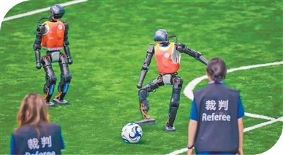 从蹒跚学步到屡屡夺冠，机器人如何踢足球？