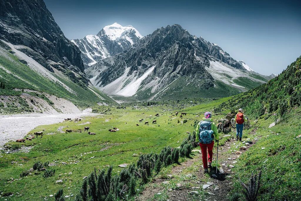 无证也能当领队 户外活动组织乱象频出 央视记者调查→