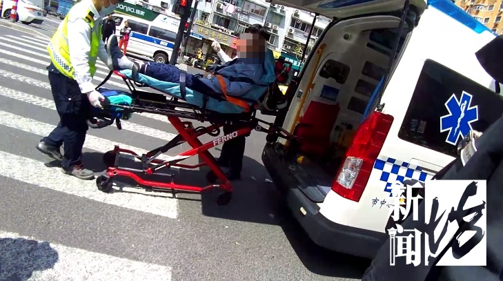 上海地铁站内，老人突然嘴唇发紫瘫坐在地！3分钟生死救援展开！