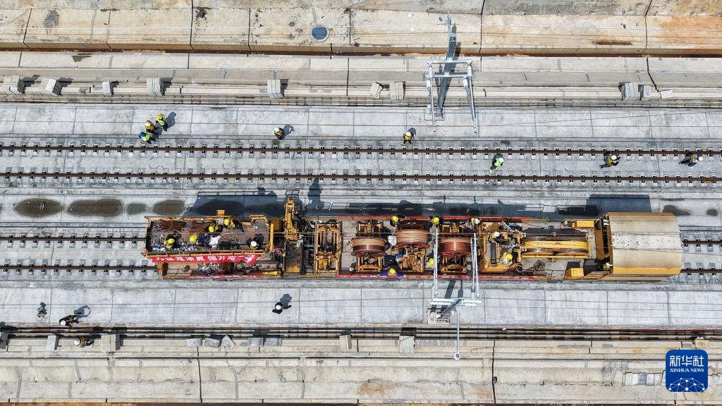 渝昆高铁云南段首条接触网导线成功架设