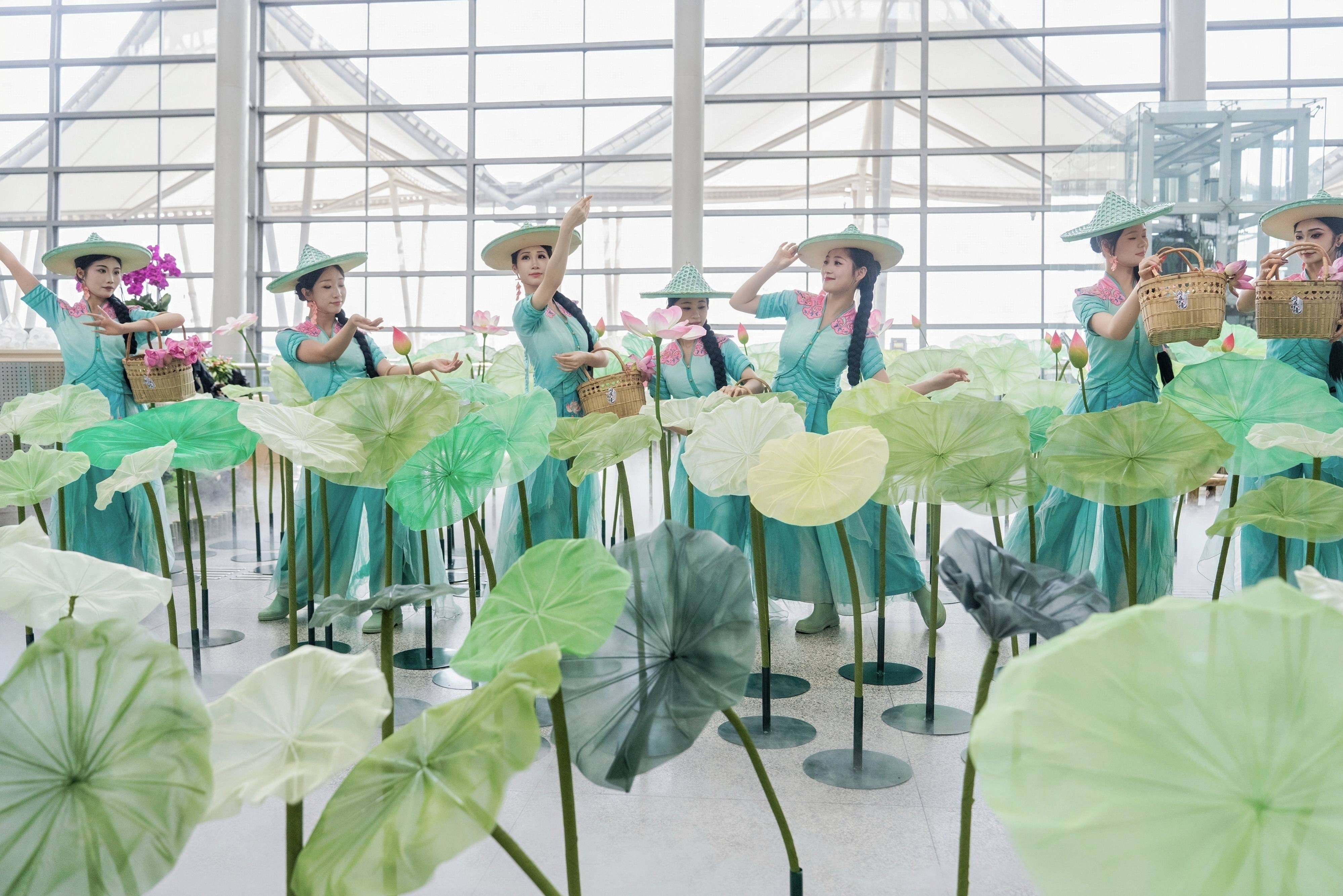 长沙黄花机场秒变“洞庭湖” 岳阳五一迎客出新招