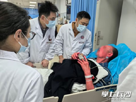 男子误食染料全身变红