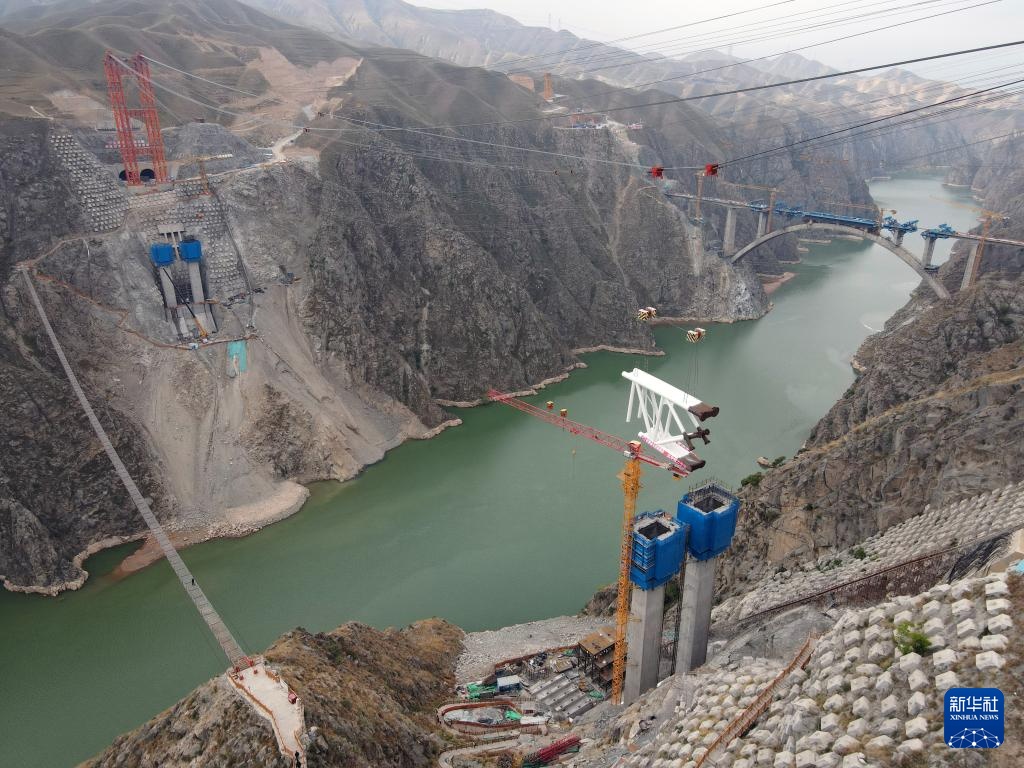 兰永临高速公路洮河特大桥主拱吊装启动