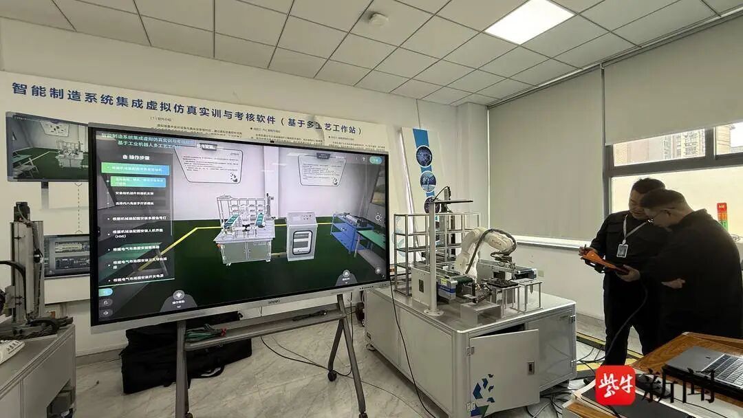 江苏技校“大学生班”火了：18人“回炉”1年，100%通过高级工考试