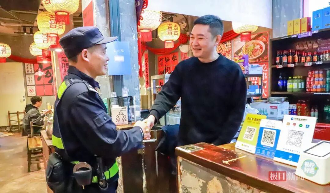 不像民警像“掌柜”，他把守护做成了“家常菜”