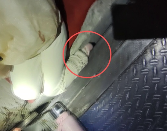 男孩在路边硬塞给消防员10块钱，原因让人哭笑不得