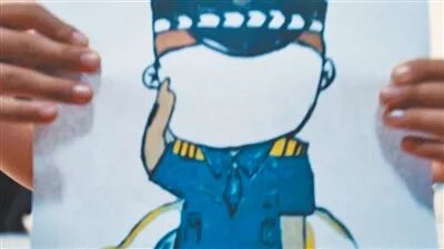 “爸爸抓坏蛋，不能画脸，英雄要藏好的”