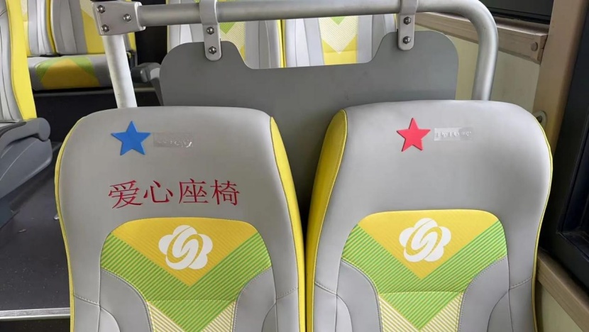 一座城的温柔：公交车为两姐妹多绕7公里