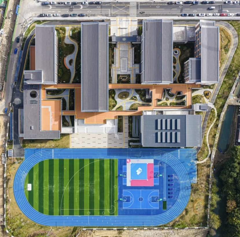 一座城的温柔：公交车为两姐妹多绕7公里