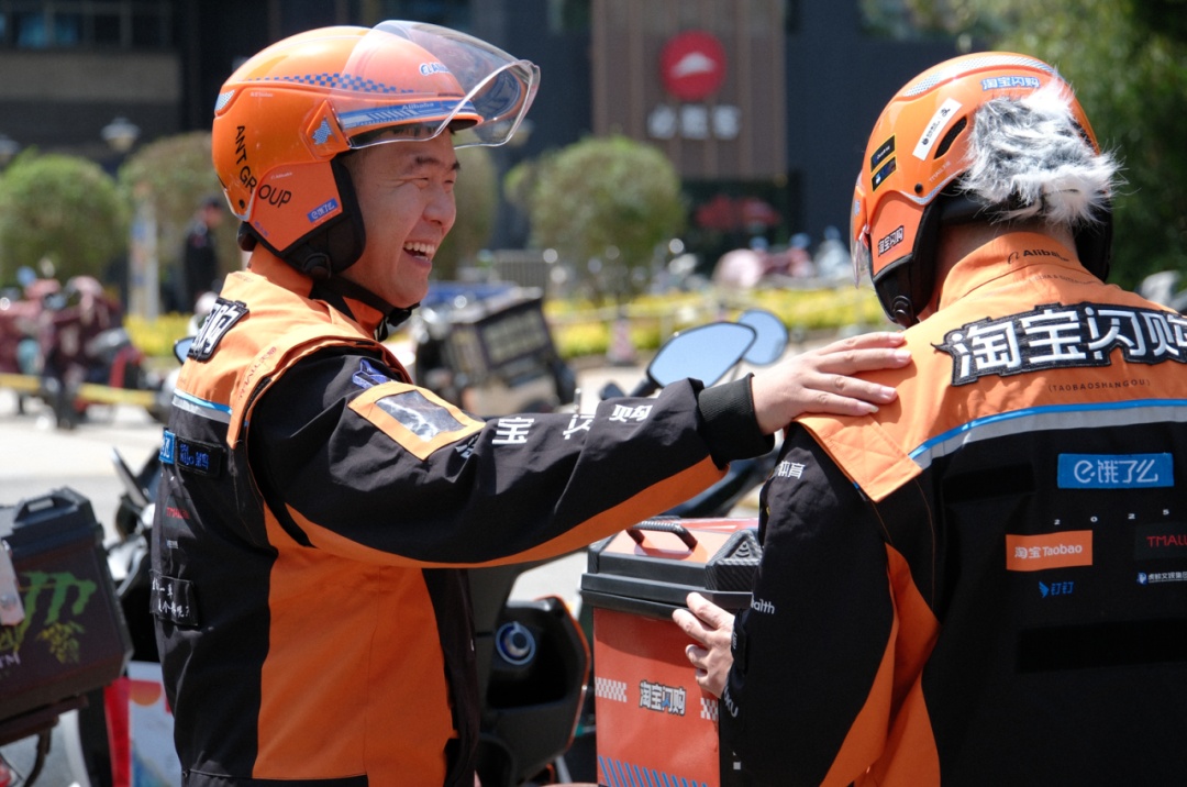 谁说送外卖是青春饭？这两个河南小哥，获得国家级表彰