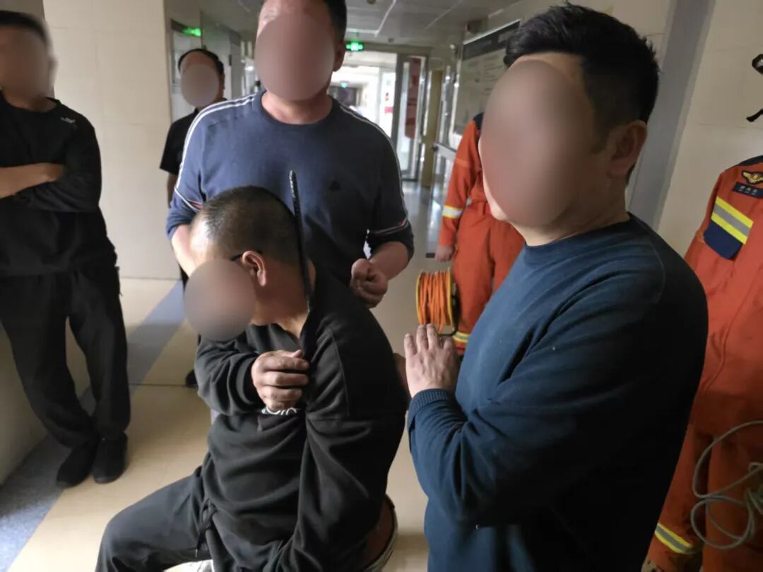 揪心！男子肩膀被钢筋贯穿，消防员上演“硬核”救援