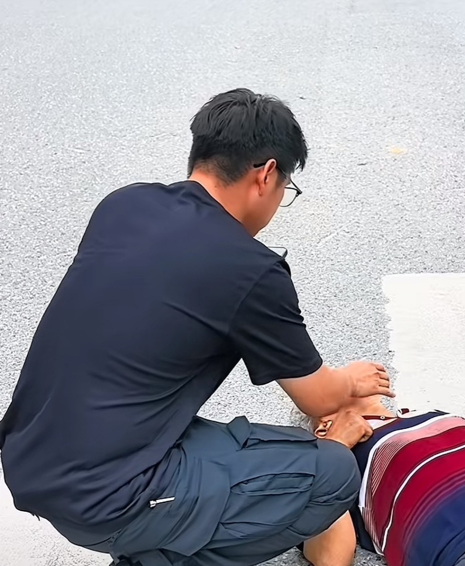 “我的职业不允许不管！”清远高校教师救助倒地老人，回应“怕被讹”担忧：老人已出院