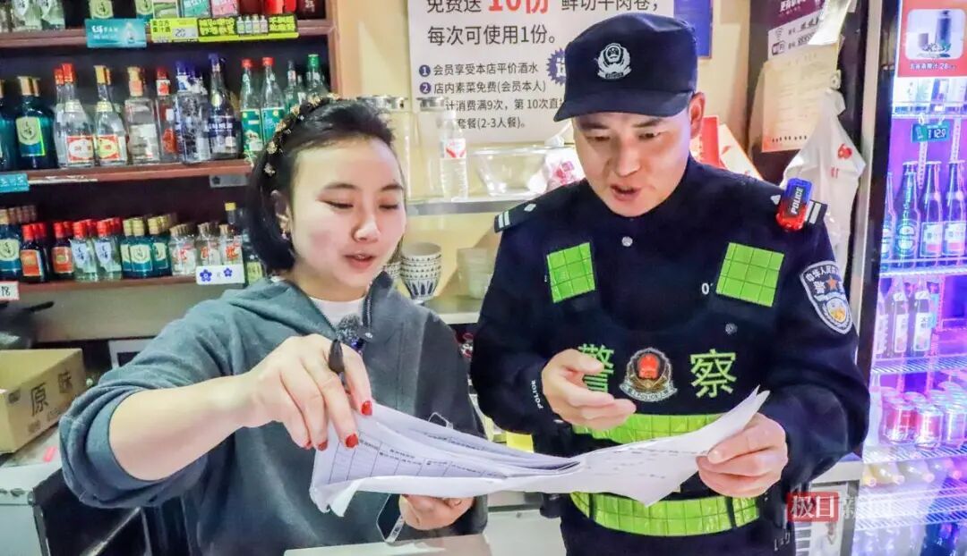 不像民警像“掌柜”，他把守护做成了“家常菜”