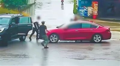 “爸爸抓坏蛋，不能画脸，英雄要藏好的”