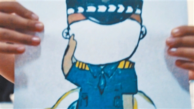 没有公开姓名，也没有露出过真容，他叫“王警官”