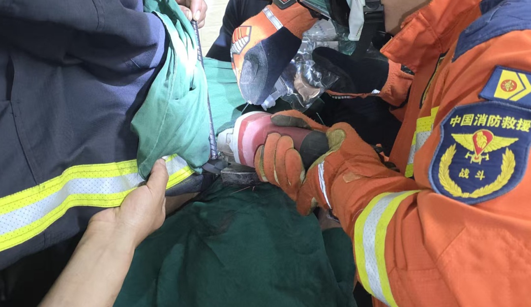 揪心！男子肩膀被钢筋贯穿，消防员上演“硬核”救援