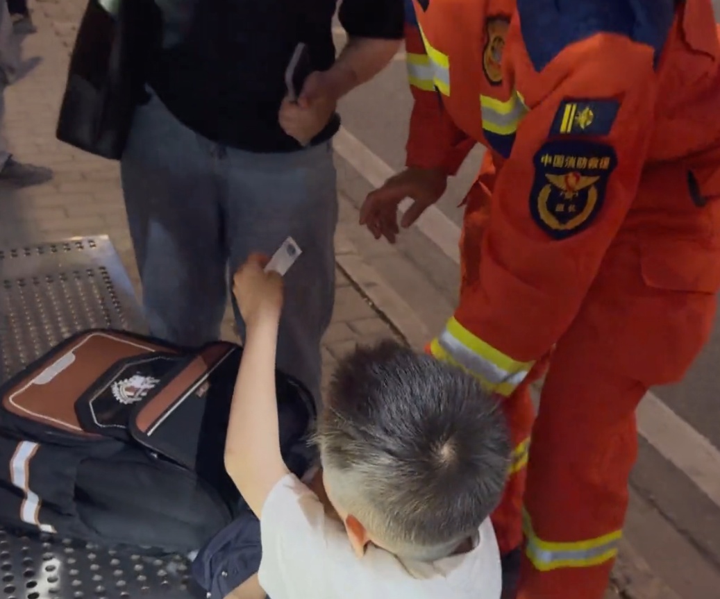 男孩在路边硬塞给消防员10块钱，原因让人哭笑不得