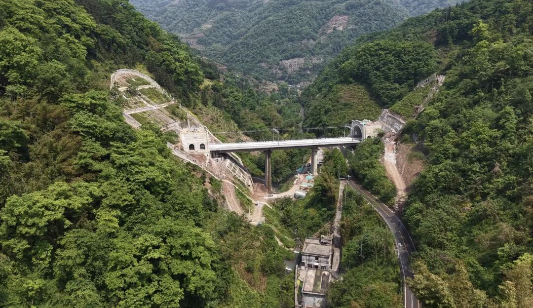 渝昆高铁川滇段全线无砟轨道施工完成 预计5月中旬铺轨