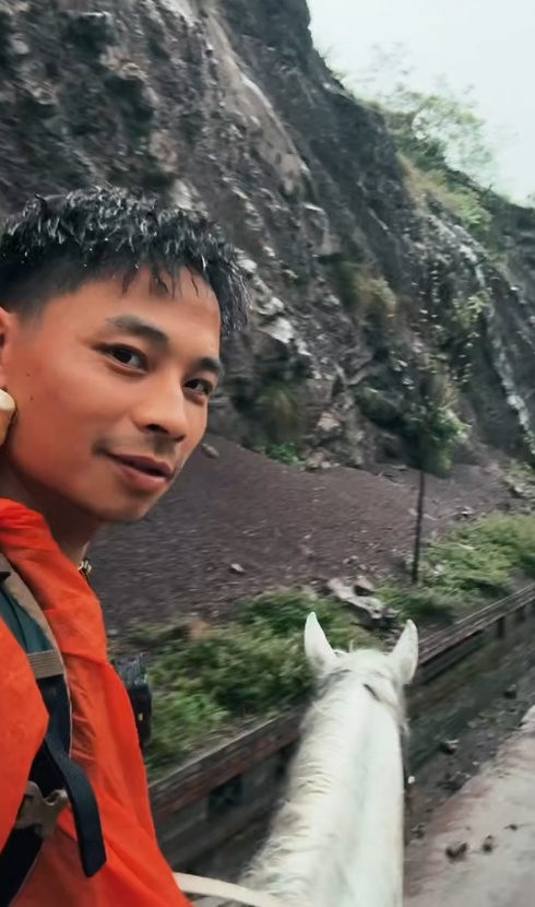 小伙从重庆骑白马去新疆，张雪拍下配文“差一把剑”，当事人：被张雪“偷拍”了