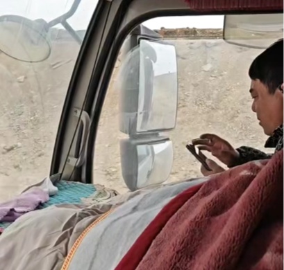 25吨吊车拉了30吨父爱！青海吊车司机开11小时送大叔赴女儿订婚宴，小作文看哭了