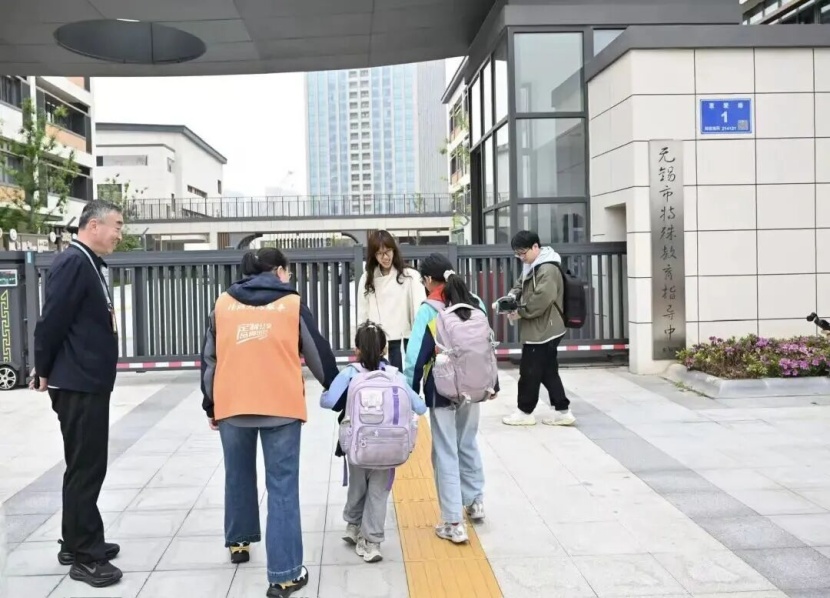 一座城的温柔：公交车为两姐妹多绕7公里