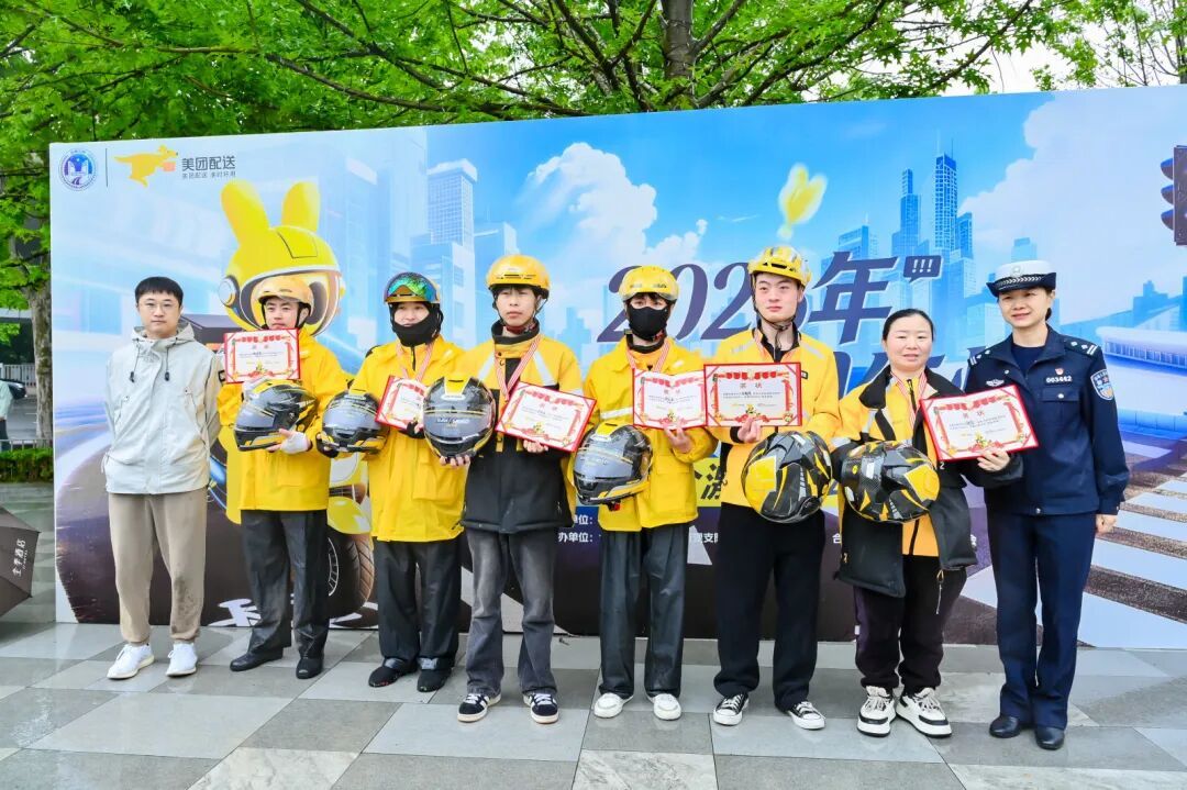 合肥街头出现黄色邮筒，里面装满了给骑手的“悄悄话”