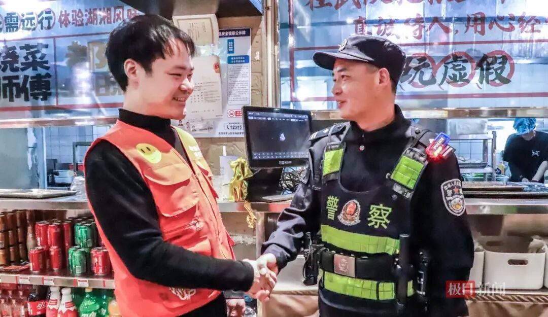 不像民警像“掌柜”，他把守护做成了“家常菜”