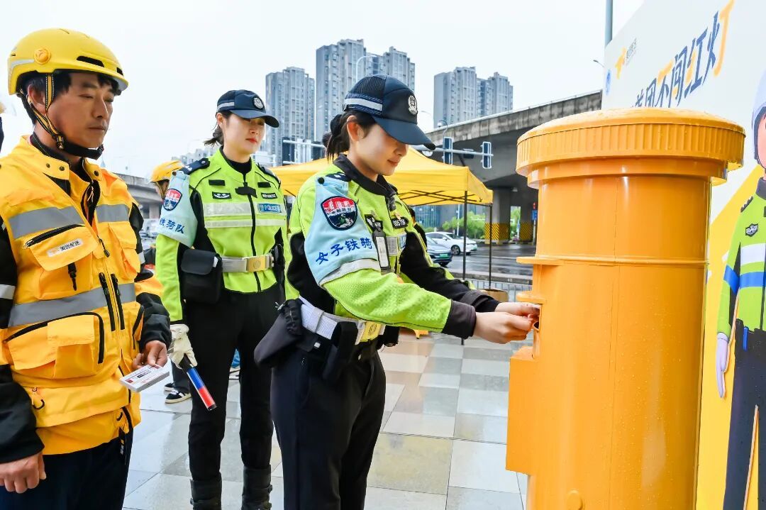 合肥街头出现黄色邮筒，里面装满了给骑手的“悄悄话”