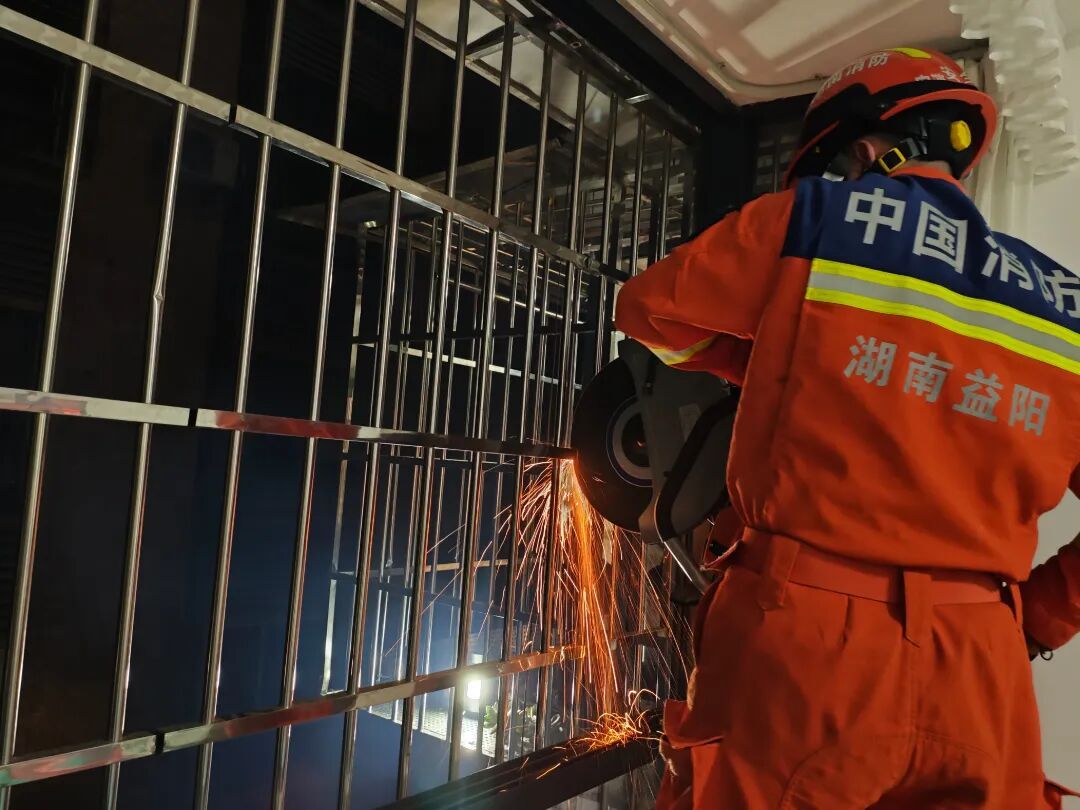 为出门找朋友，女孩竟徒手爬下7楼！结果"半途而废"了…