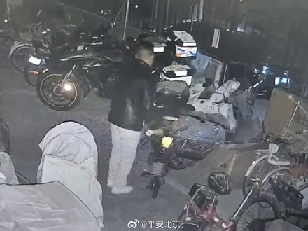 画面中的人物不是电动自行车车主，而是近期被警方抓获的盗窃者