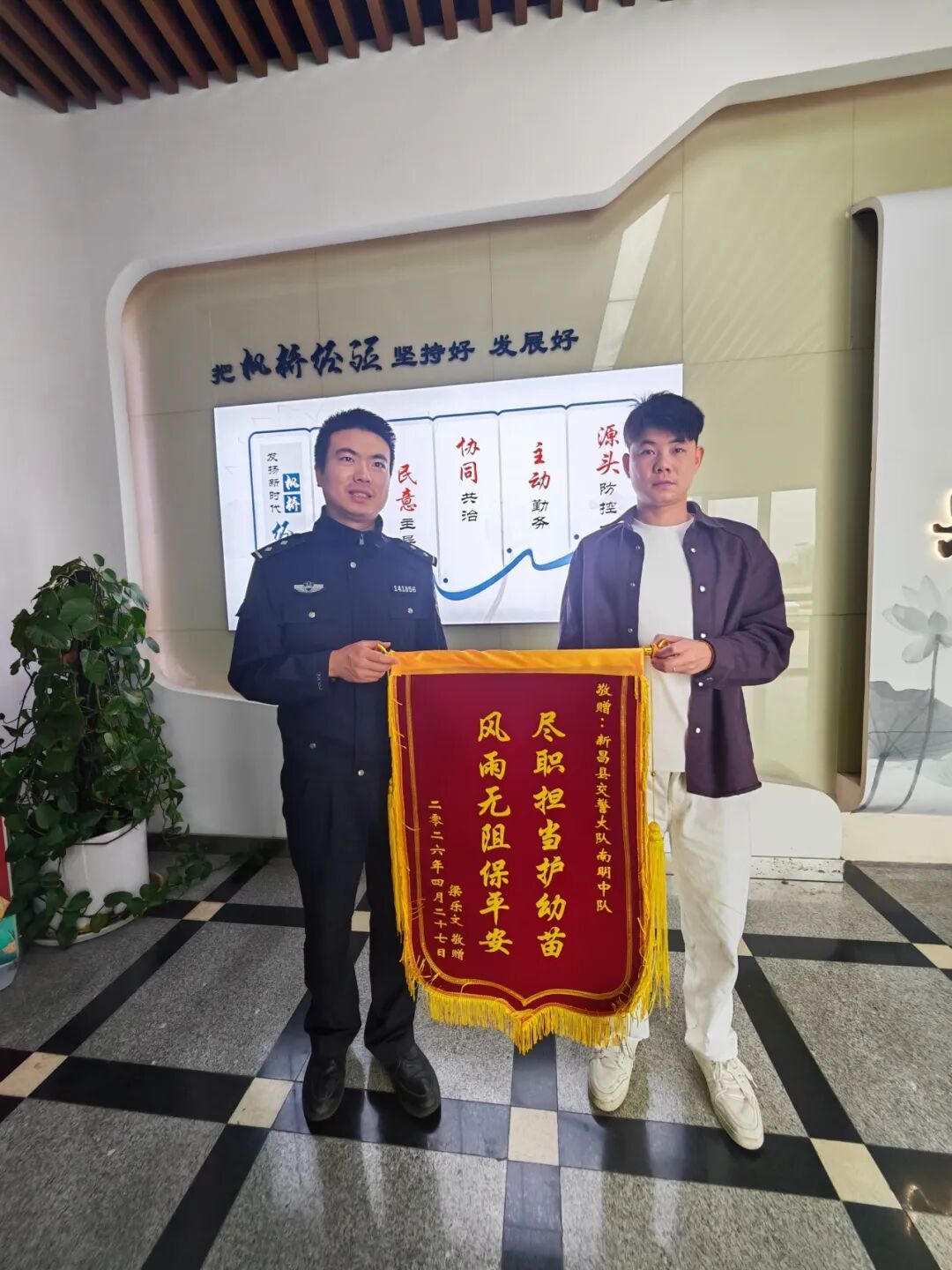 婴儿摔伤血流不止，交警车流中为生命开道