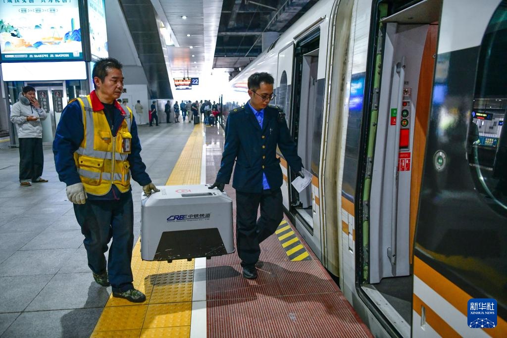 “五一”临近 “高铁快运”助力宠物出行