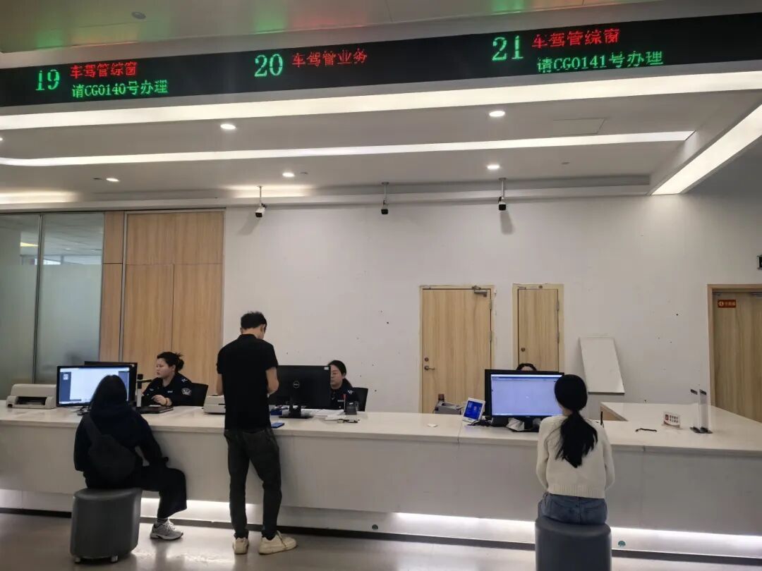 视力不够，妹妹来凑？驾照体检卡bug，民警：你猜我能不能分清