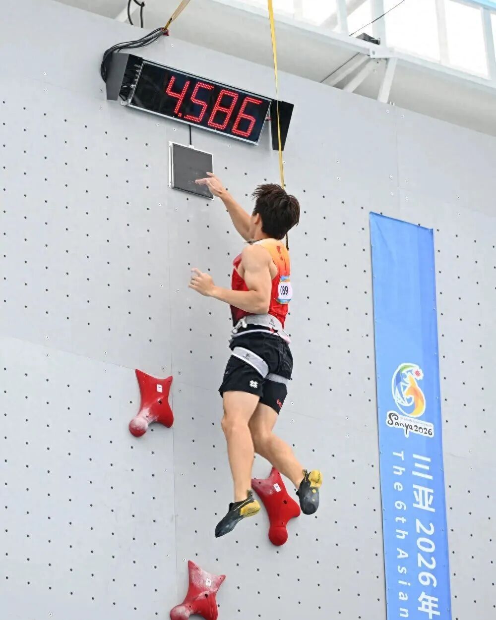 赵一程 周娅菲包揽亚沙会男、女组速度攀岩金牌！