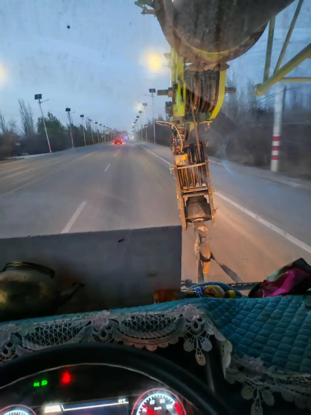 25吨吊车拉了30吨父爱！青海吊车司机开11小时送大叔赴女儿订婚宴，小作文看哭了