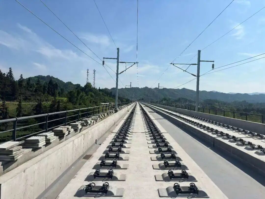 渝昆高铁川滇段全线无砟轨道施工完成 预计5月中旬铺轨