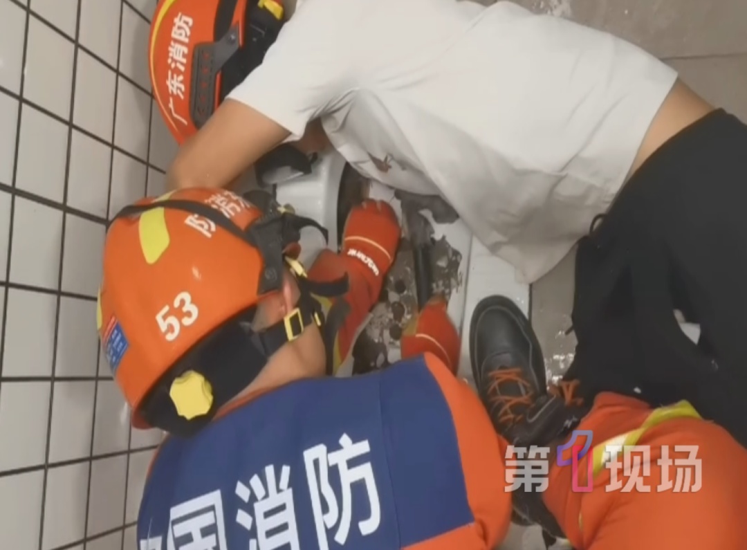 突发意外！深圳师傅修堵塞厕所，不慎栽“坑”……
