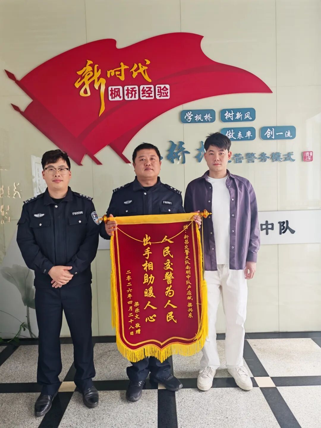 婴儿摔伤血流不止，交警车流中为生命开道