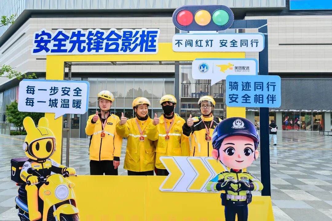 合肥街头出现黄色邮筒，里面装满了给骑手的“悄悄话”