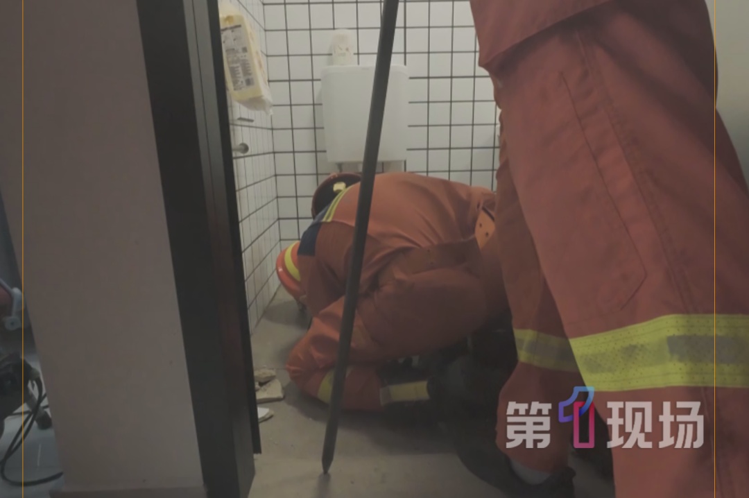 突发意外！深圳师傅修堵塞厕所，不慎栽“坑”……