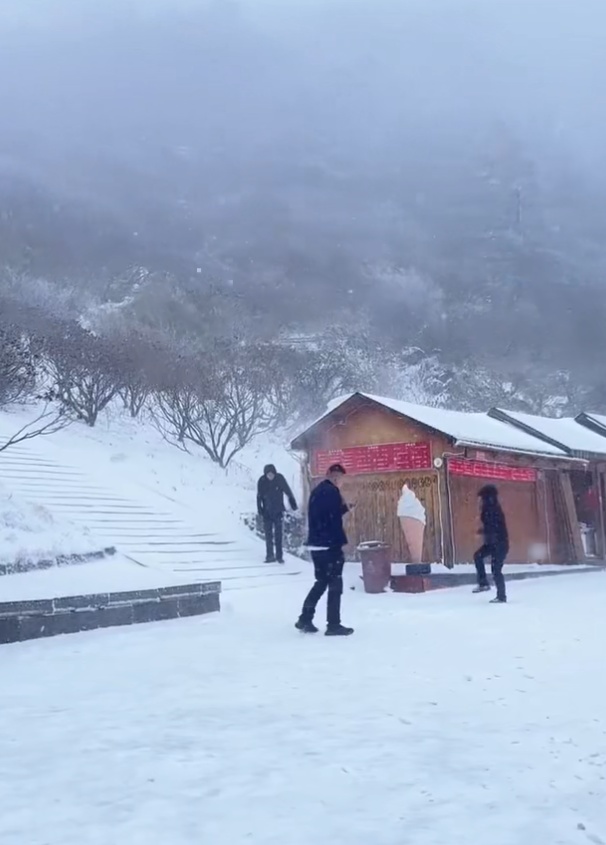 临近五一，神农架突然飘雪引网友疑惑！气象局：属于正常现象