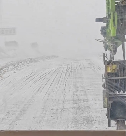 25吨吊车拉了30吨父爱！青海吊车司机开11小时送大叔赴女儿订婚宴，小作文看哭了