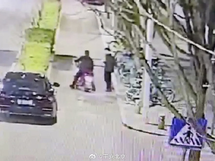 画面中的人物不是电动自行车车主，而是近期被警方抓获的盗窃者