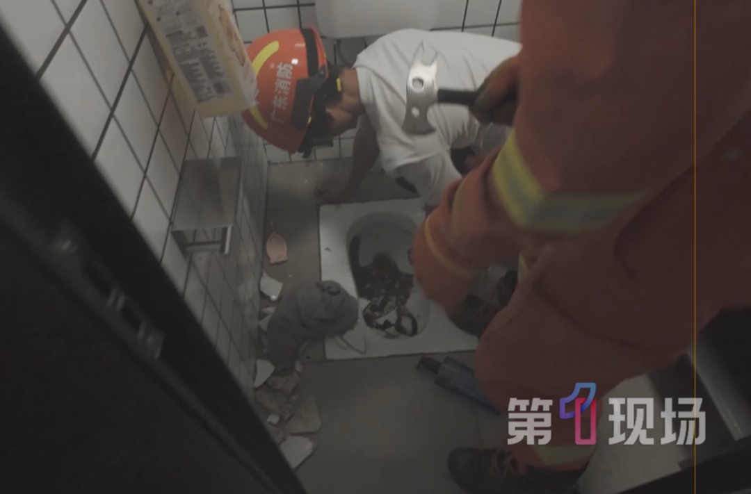 突发意外！深圳师傅修堵塞厕所，不慎栽“坑”……