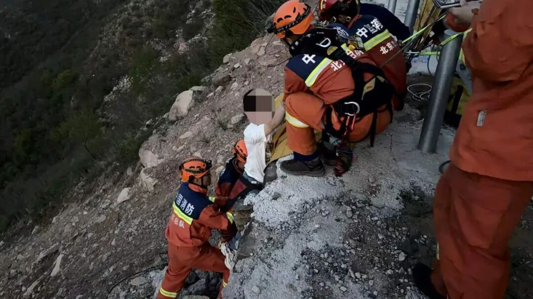 游客误入野山体力不支被困陡坡 门头沟消防紧急救援