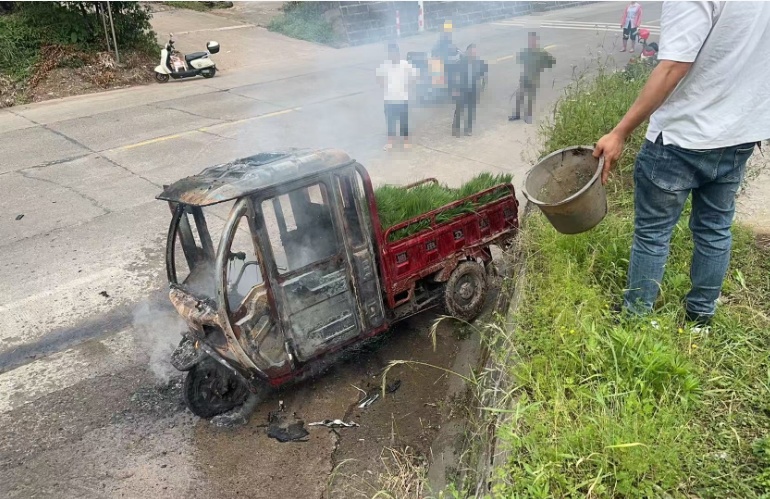 短短10秒钟，电动三轮车被明火吞噬，2人被烧伤！